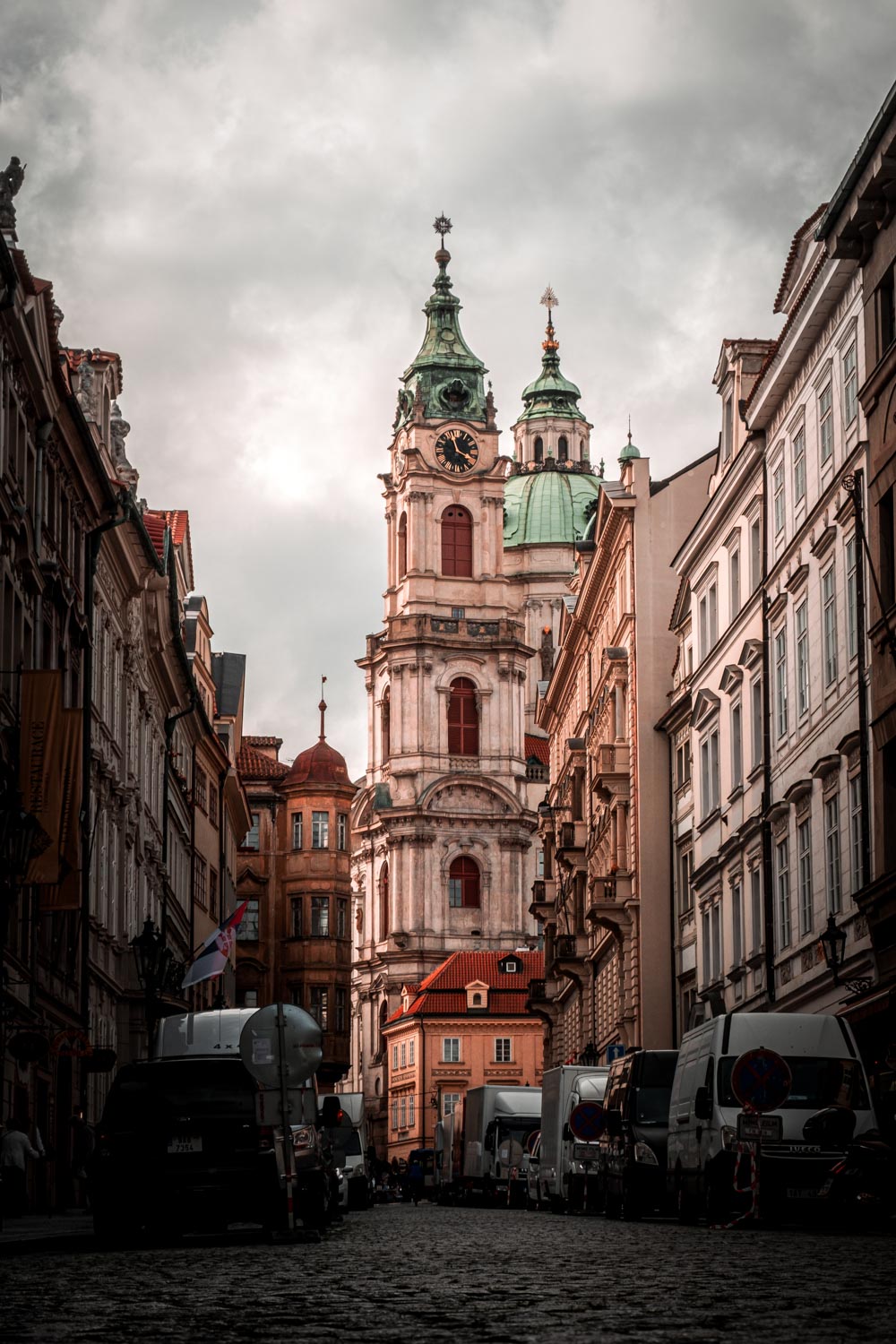 Strašidelná architektura – kostel sv. Mikuláše Praha, CZ, 2020